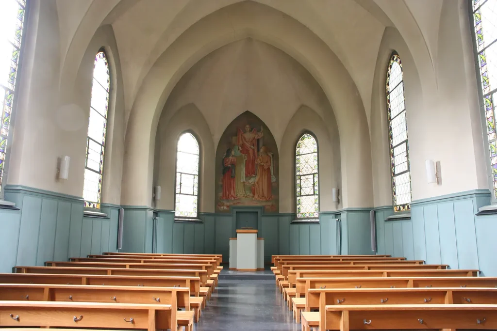 Innenraum der Friedhofskapelle Enzenbühl in Zürich