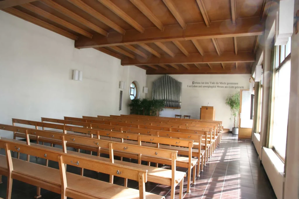 Innenraum der Friedhofskapelle Nordheim in Zürich