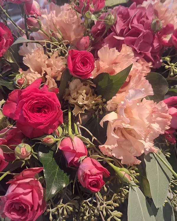 Rosafarbener Blumenschmuck bei einer kirchlichen Hochzeit in der reformierten Kirche Vechigen.