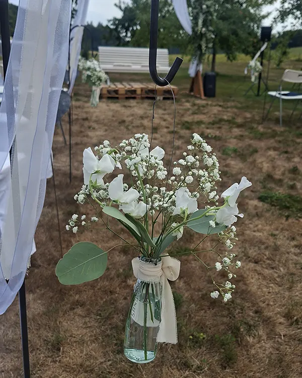 Blumendekoration bei einer freien Trauung auf dem Wyss-Hof in Büetikofen