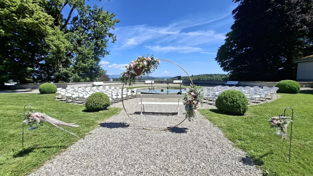Freie Trauung auf Schloss Thunstetten mit Traubogen und Bestuhlung im Kanton Bern.