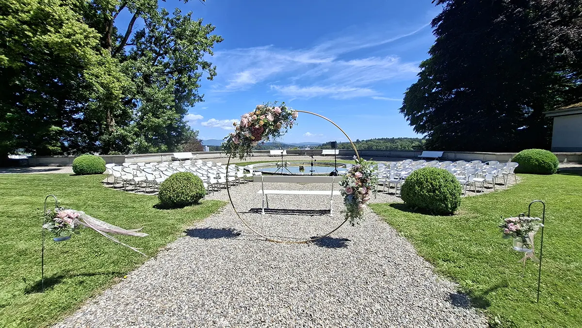 Freie Trauung auf Schloss Thunstetten mit Traubogen und Bestuhlung im Kanton Bern.