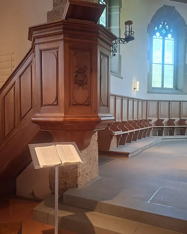 Historische Kanzel der reformierten Kirche Vechigen im Kanton Bern.