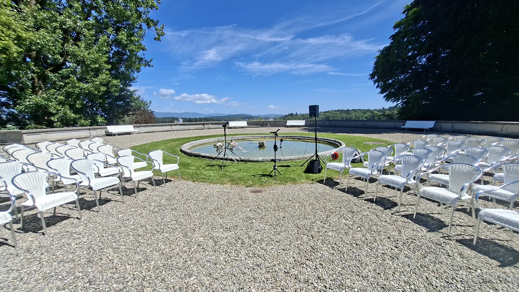 Bestuhlung und Technik für den Live-Gesang bei einer freien Trauung auf Schloss Thunstetten.