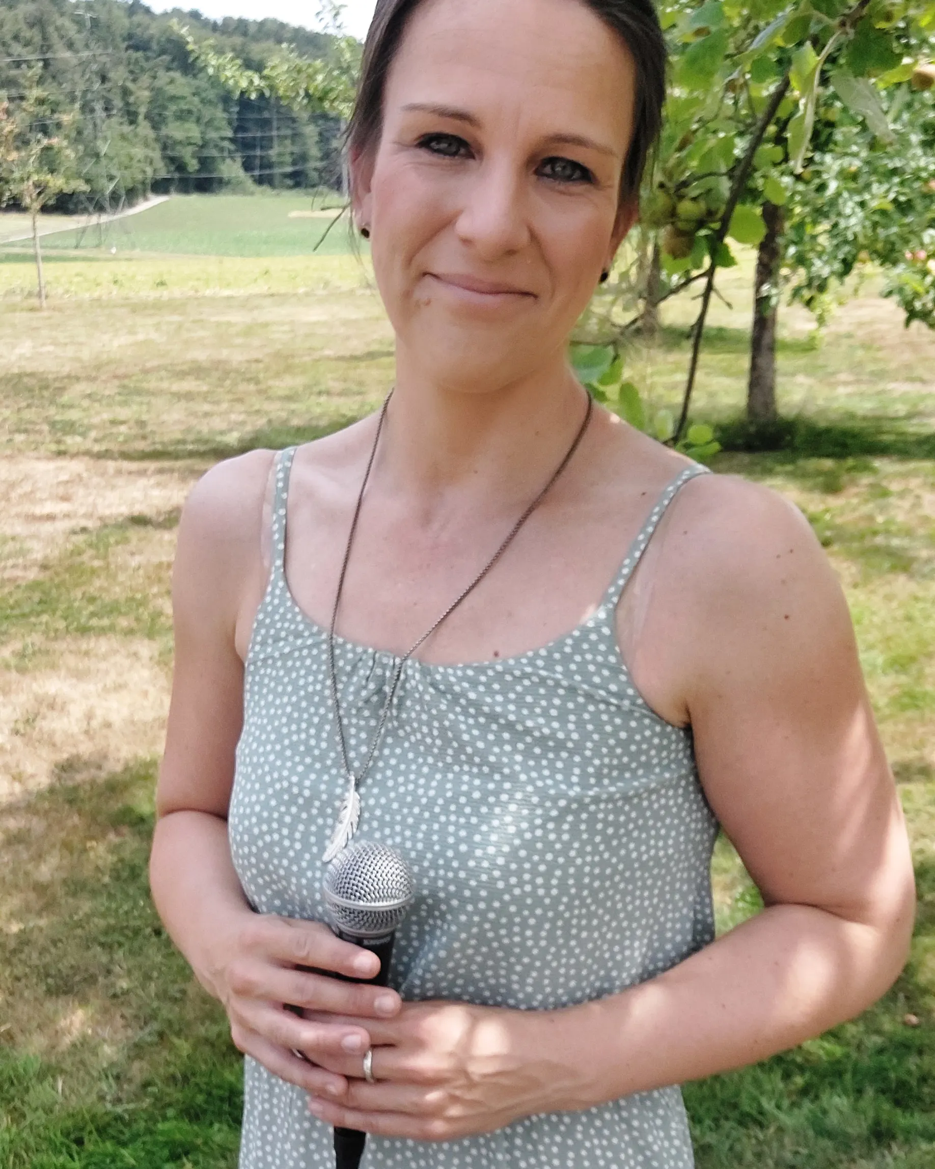 Sängerin Lina Scholz vor einer freien Trauung auf dem Wyss-Hof in Büetikofen bei Kirchberg