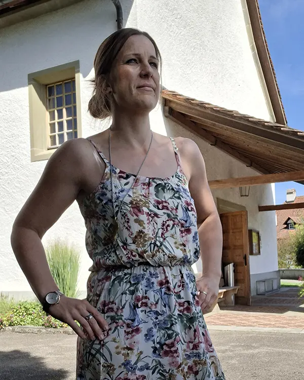 Sängerin Lina Scholz vor der reformierten Kirche Vechigen im Kanton Bern vor einer kirchlichen Trauung.