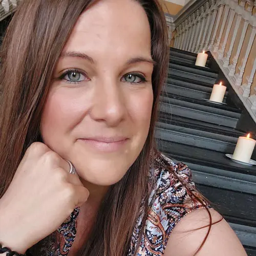 Lina Scholz, Hochzeitssängerin für freie Trauungen und kirchliche Hochzeiten in der Schweiz