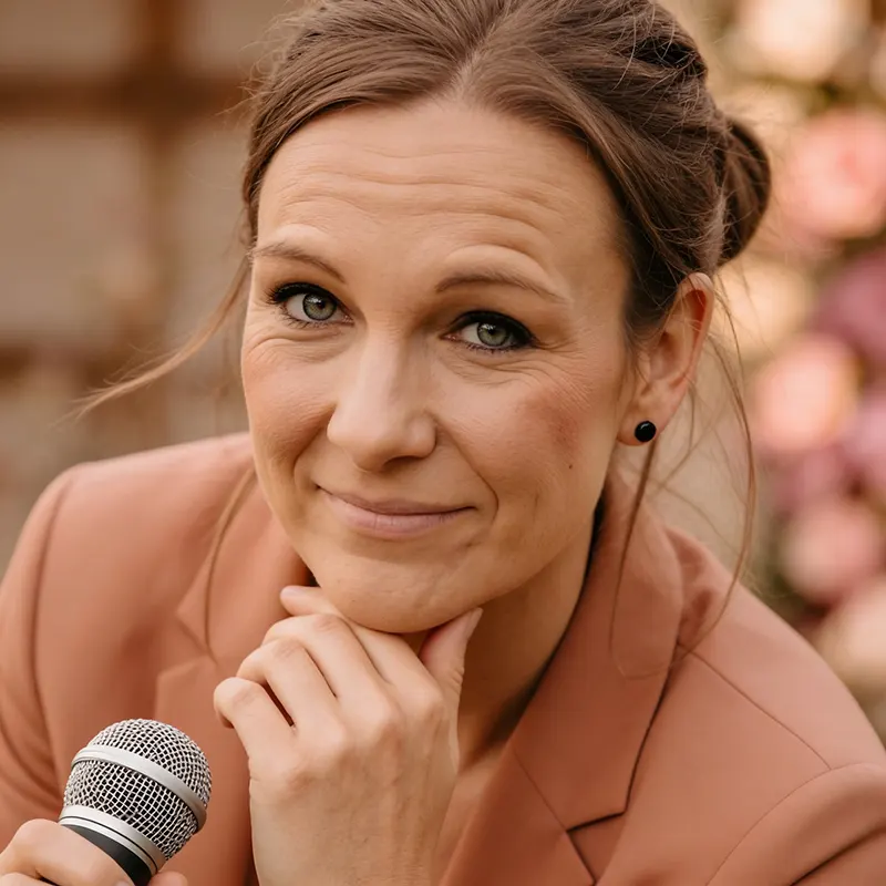 Lina Scholz, Hochzeitssängerin für freie Trauungen und kirchliche Hochzeiten in der gesamten Schweiz