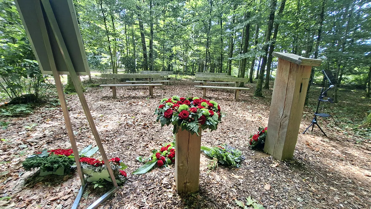Trauerfeier im Ruhewald in Wehr mit Blumenschmuck und Sitzbänken mitten im Wald