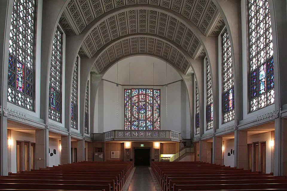 Innenraum der Kirche Maria Frieden in Dübendorf