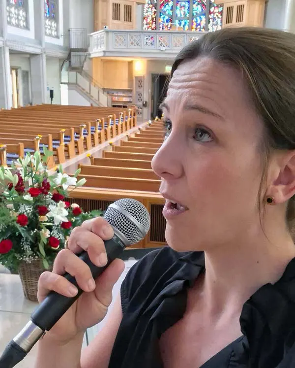 Lina Scholz beim Live-Gesang in der Kirche Maria Frieden in Dübendorf