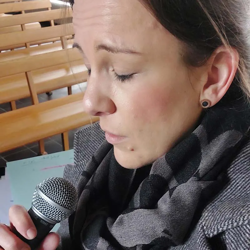 Lina Scholz singt in der Friedhofskapelle Nordheim in Zürich